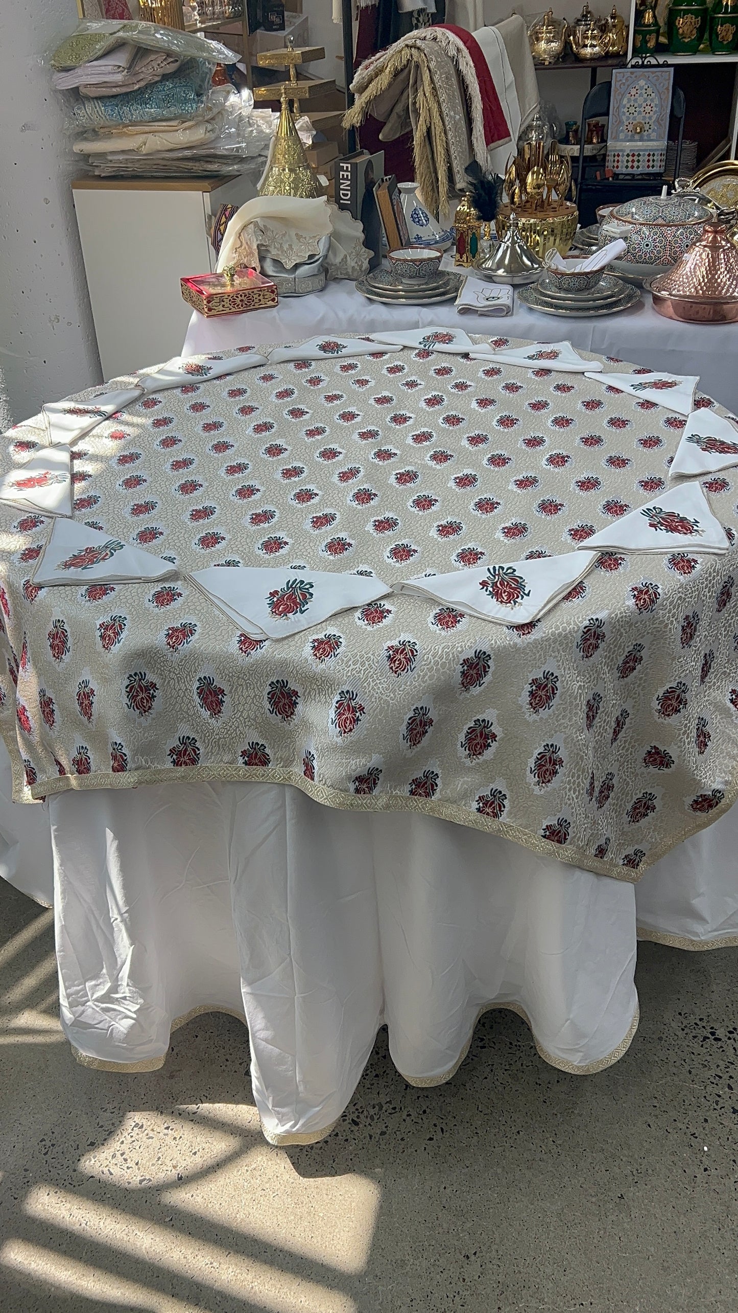 Ensemble nappe brodée + 12 serviettes + sous-couche de 2,8 m
