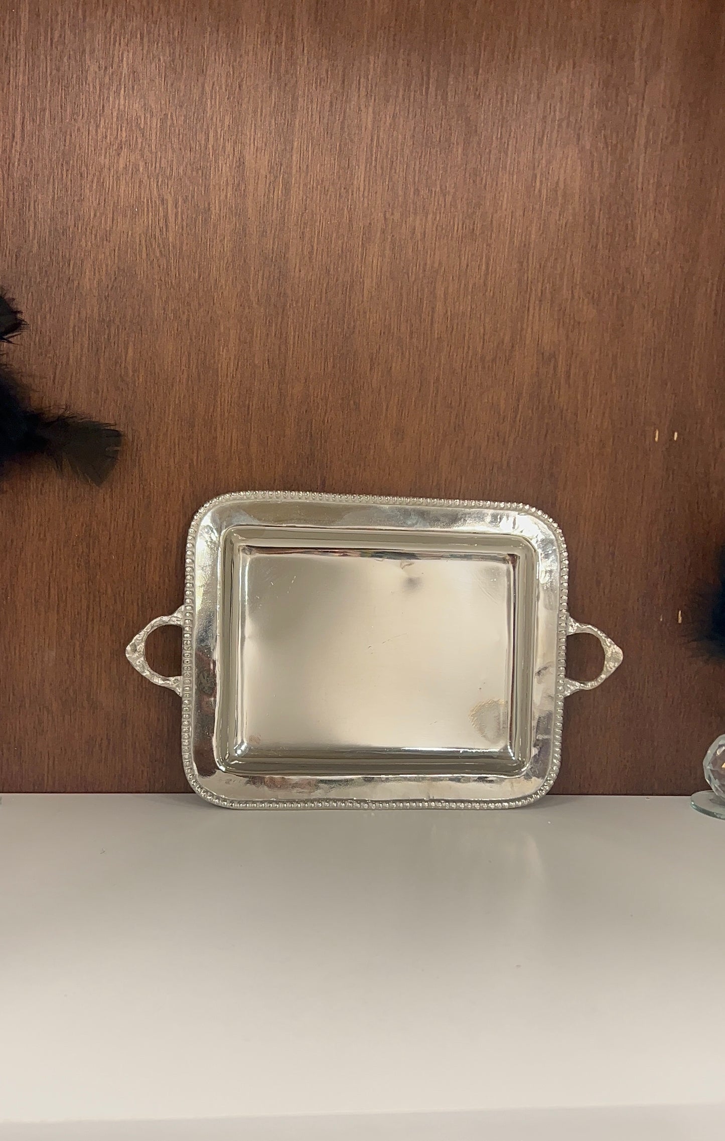 Plateau de service en métal argenté martelé