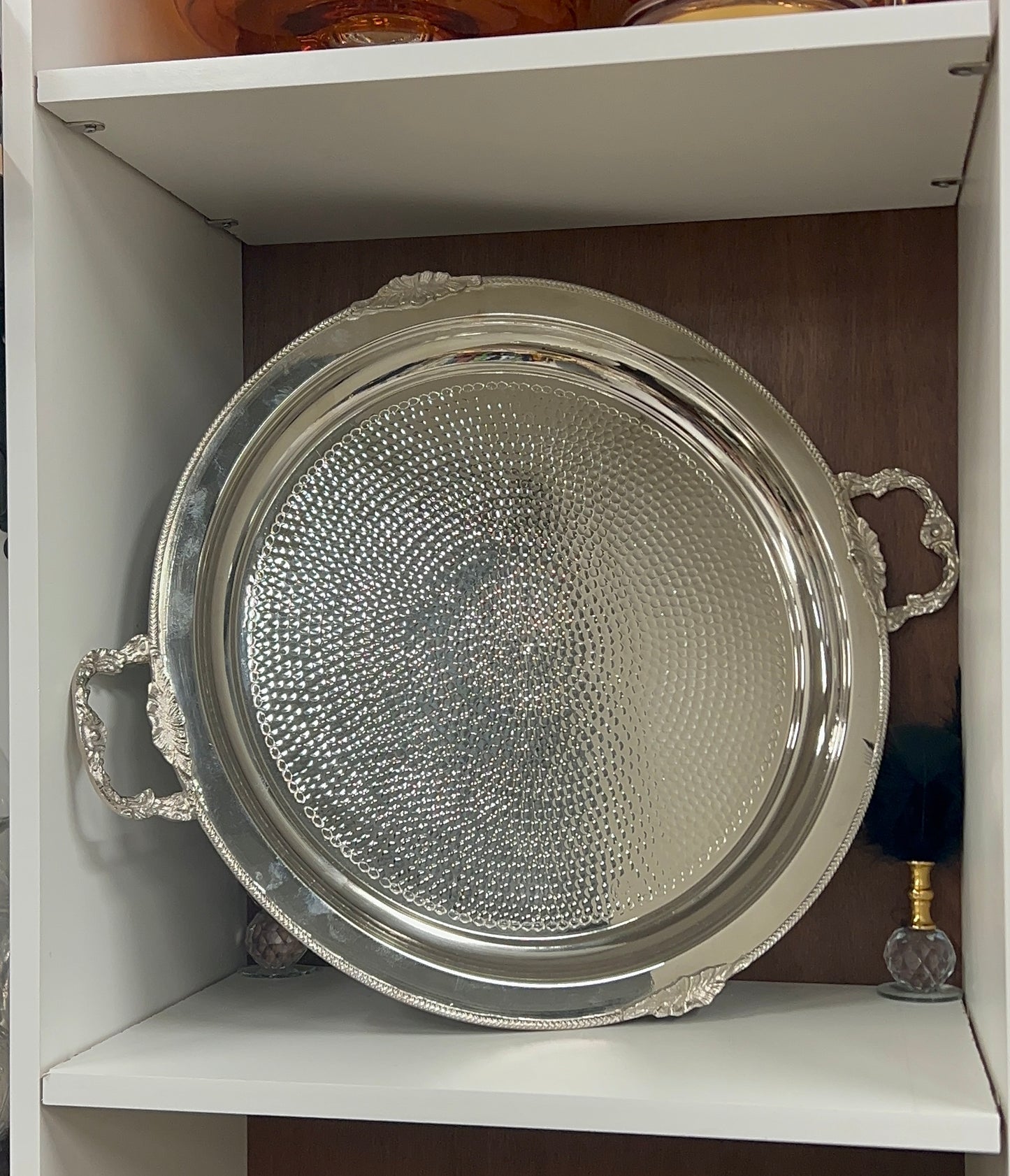 Plateau de service en métal argenté martelé