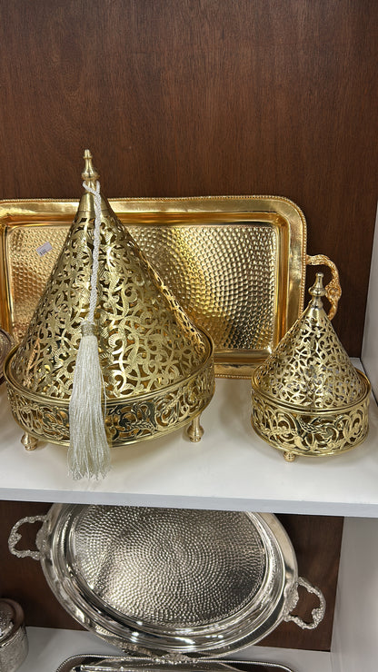 Couvert de service marocain doré en forme de dôme