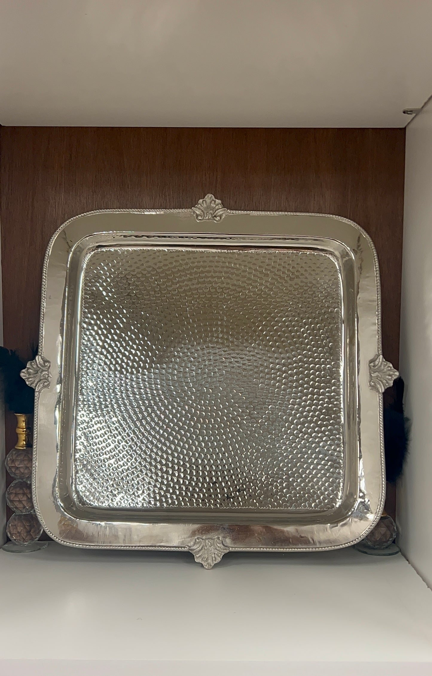 Plateau de service en métal argenté martelé