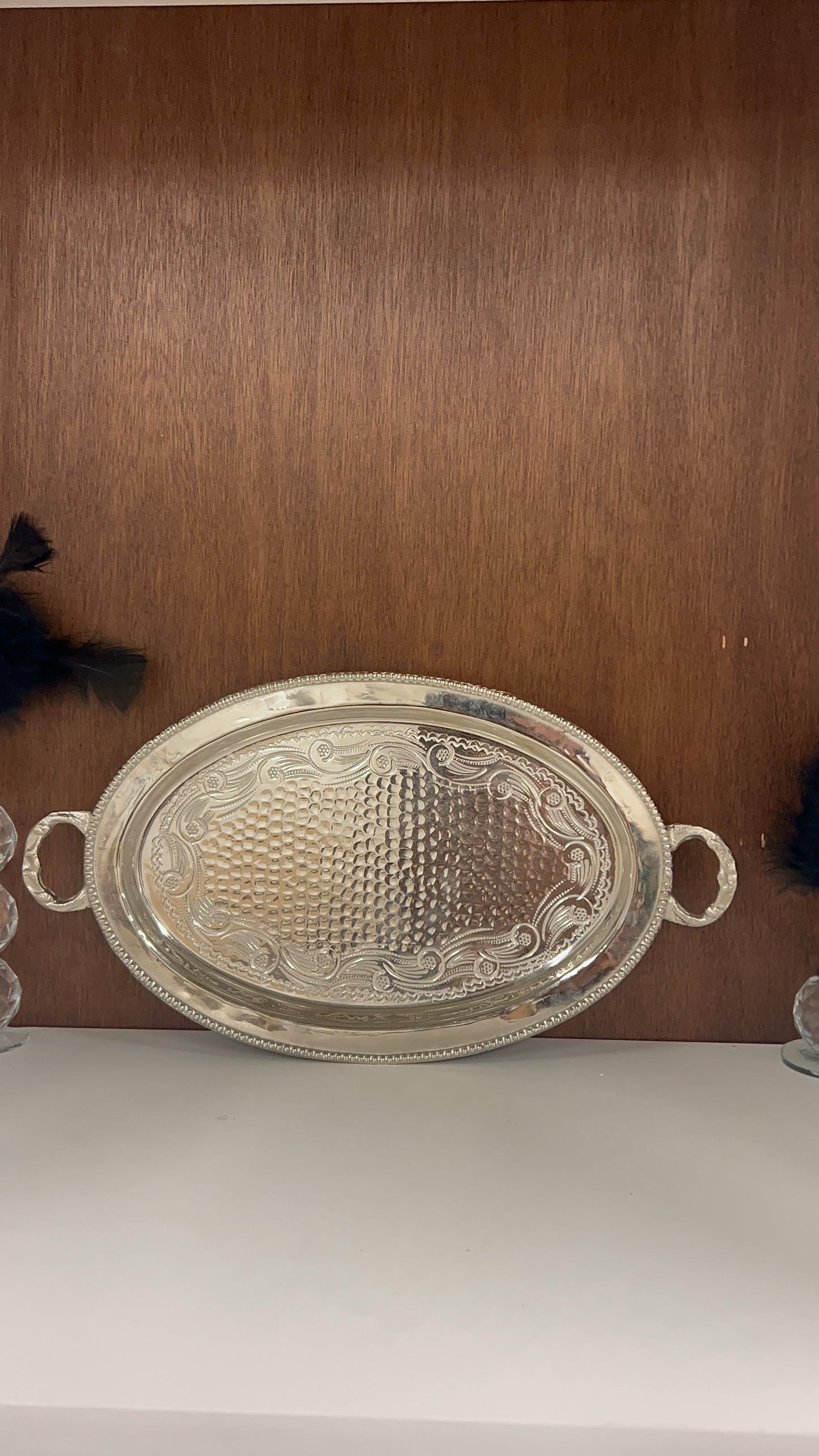 Plateau de service en métal argenté martelé