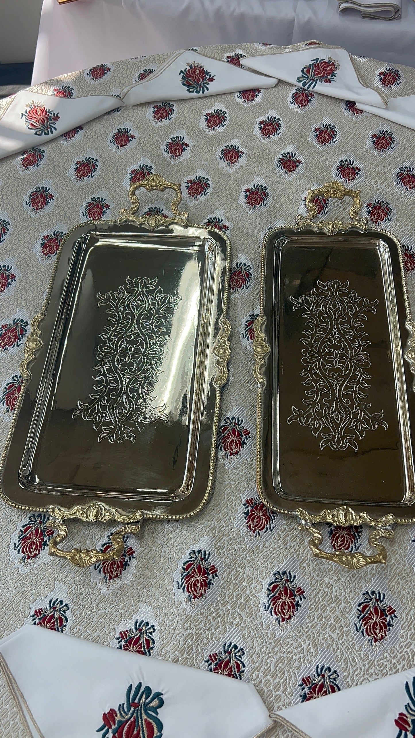 Plateau de service en métal argenté martelé