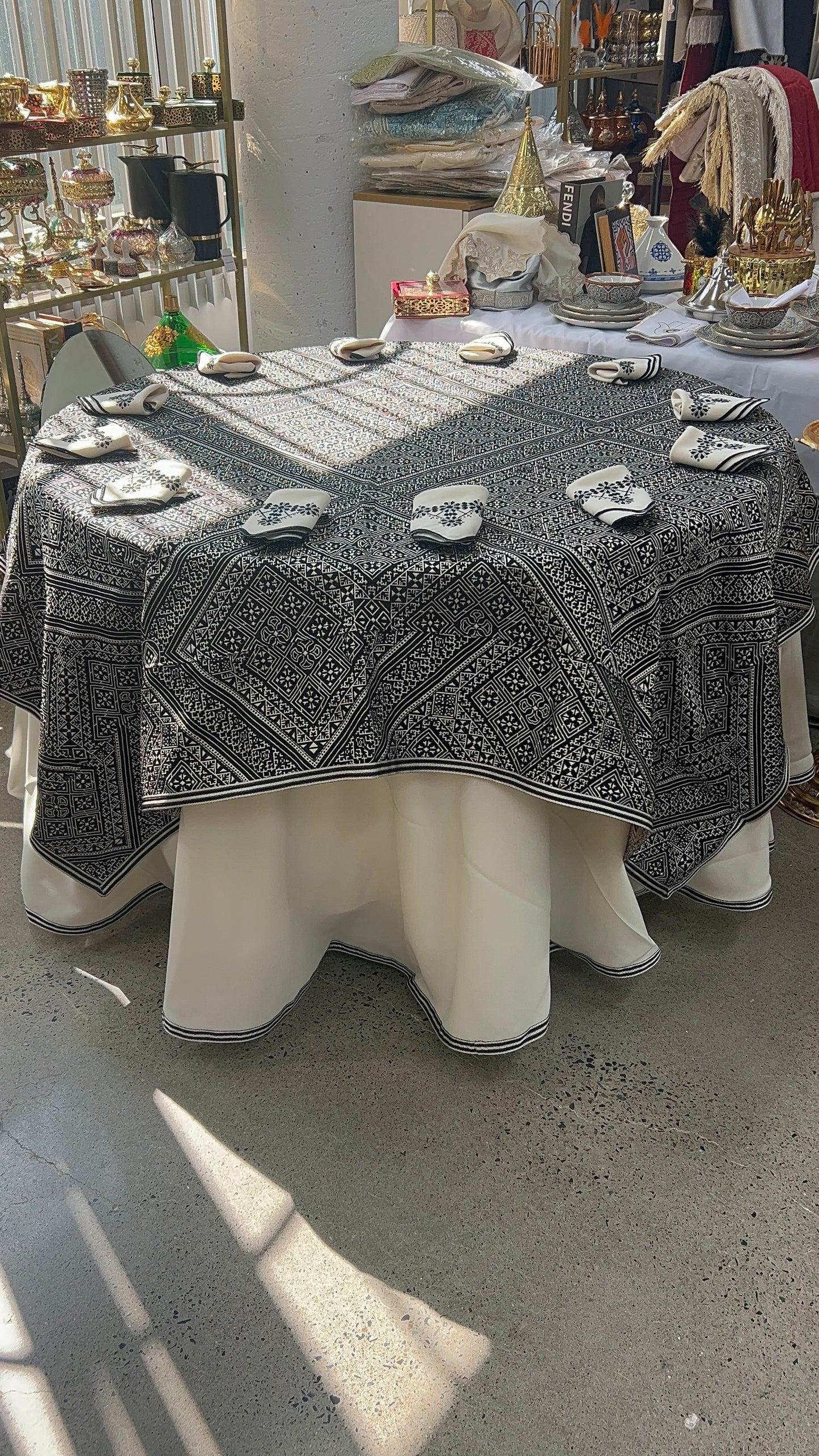 Embroidered Tablecloth Set + 12 Napkins + 2.8 m Underlay