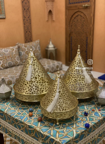 Couvert de service marocain doré en forme de dôme