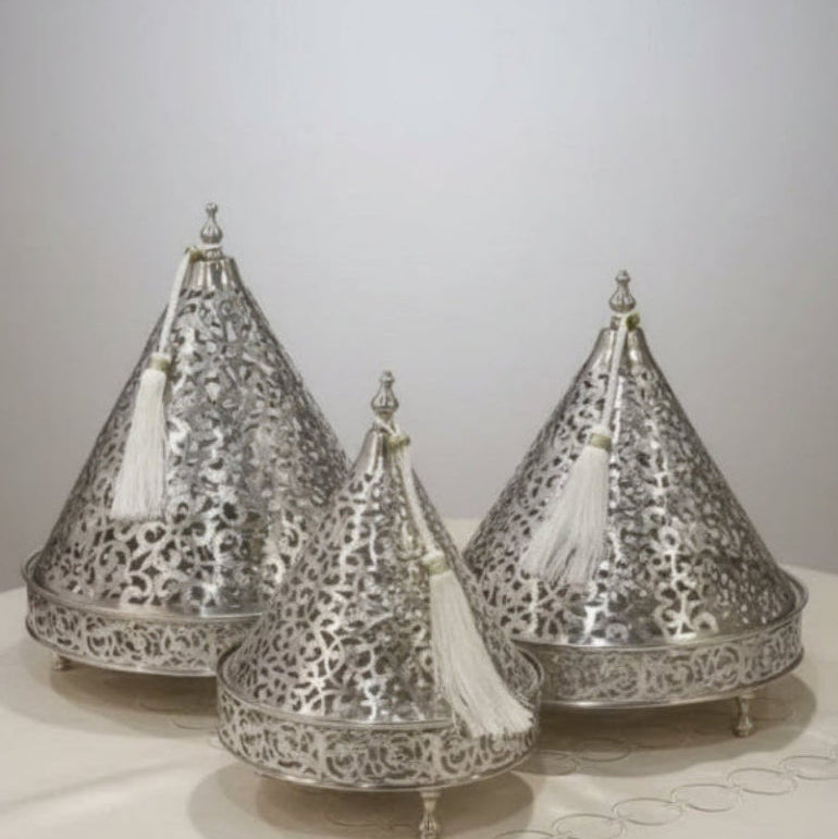 Couvert de service marocain doré en forme de dôme