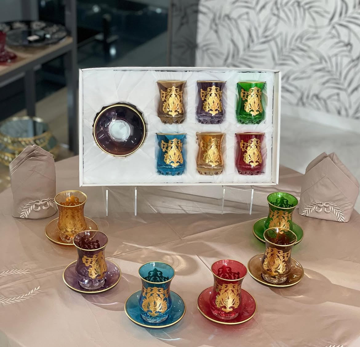 6 verres à thé colorés avec leurs soucoupes assorties